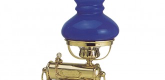 La lampada in ottone modello nashville, perfetto complemento d'arredo in stile marinaro.