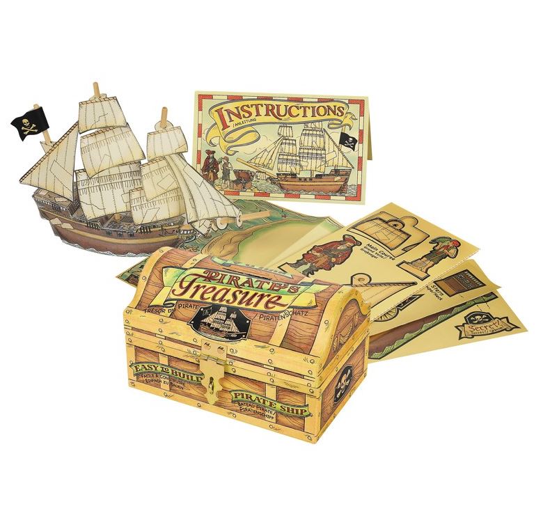 kit per costruire il galeone dei pirati e una vera mappa del tesoro tutta da scoprire.