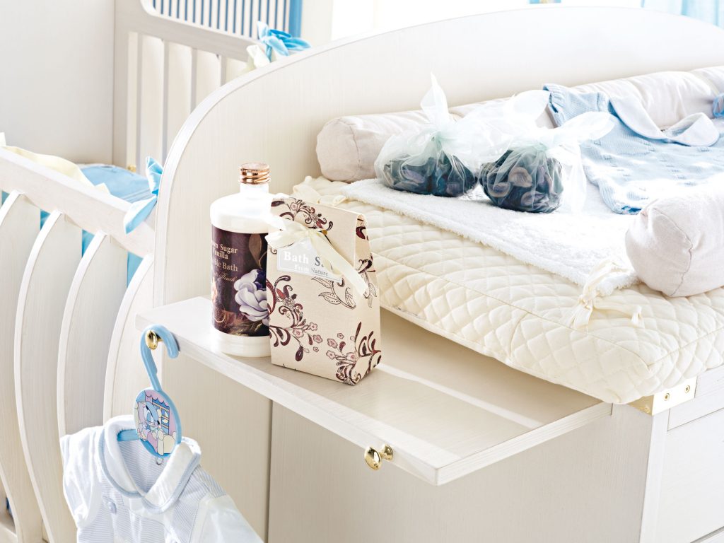 changing table with pull-out side shelves